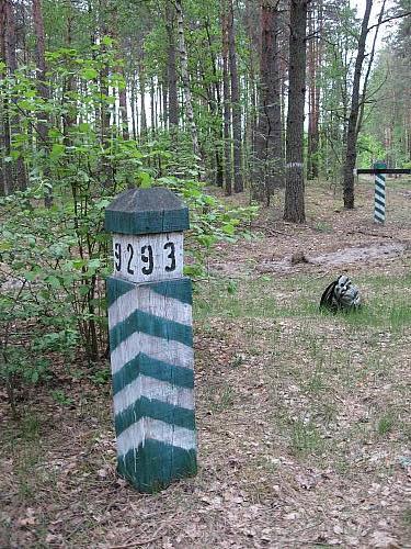735