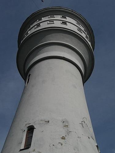 735