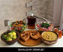 Грибна підлива з білих під мнясо і два салати )